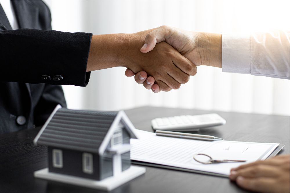 Best homeowners insurance in CT helping homeowners compare coverage options with a trusted insurance advisor